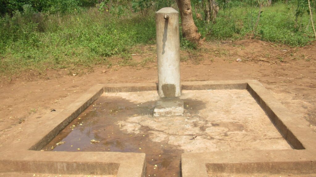 Le robinet qui alimente le secteur Kagwema en eau potable est à sec. L’eau du robinet vient à 8h et disparaît à 9h. Seuls ceux qui se lèvent à l’aube à 3h du matin s’approvisionnent.