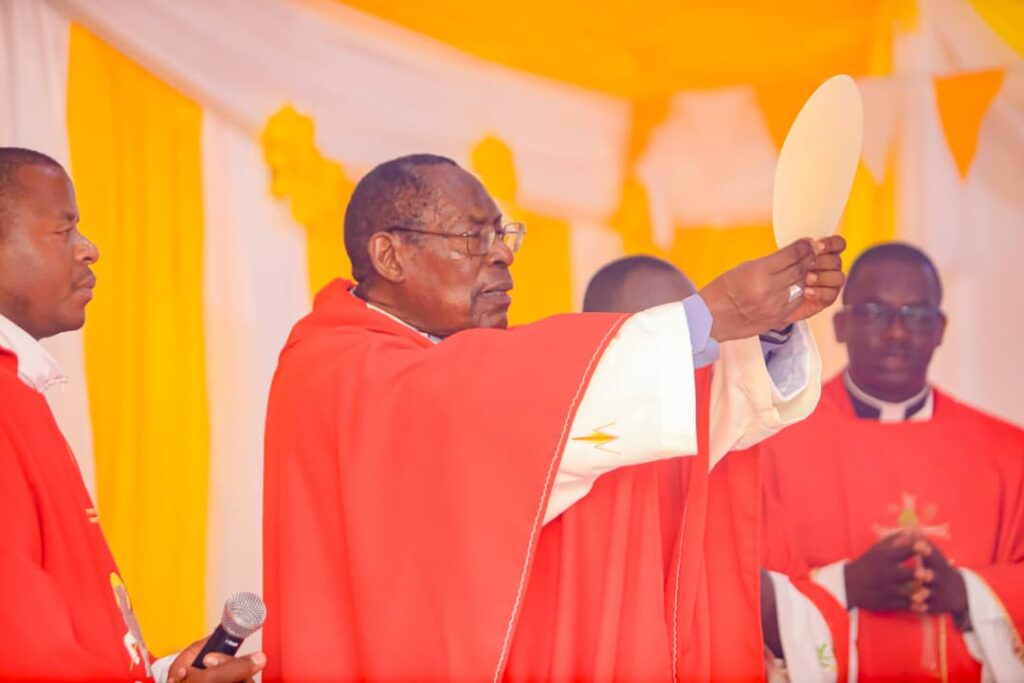 Célébration eucharistique marquant un moment solennel de bénédiction et de recueillement lors de la cérémonie.